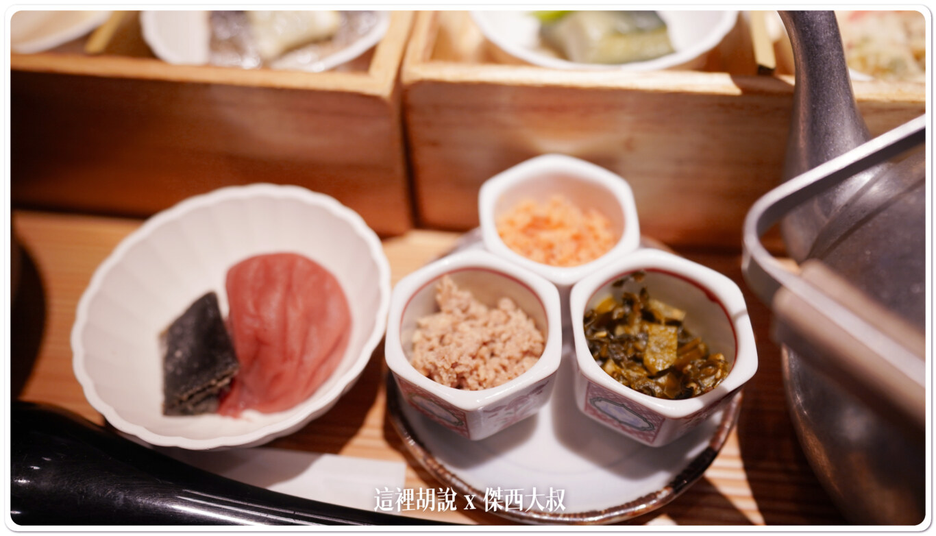 左邊是梅子、右側可以拌入茶泡飯的魚鬆跟醬菜