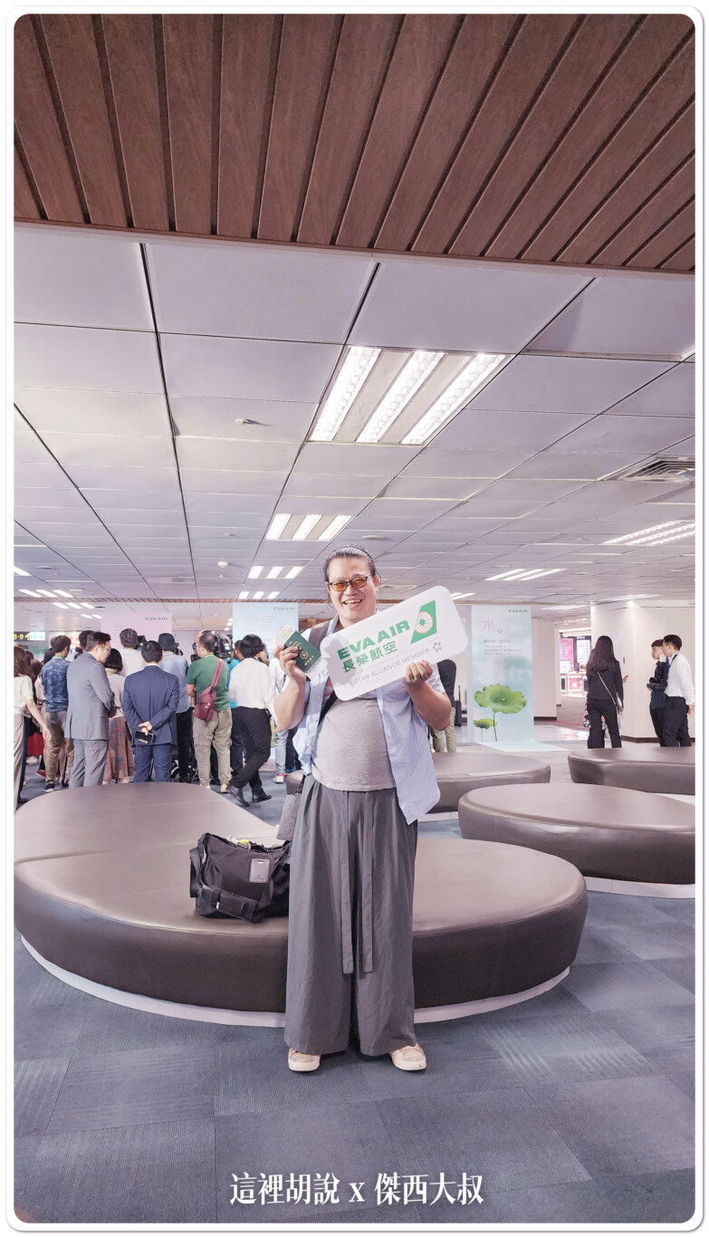 因為整排的記者都在堵後面的旅客所以我請工作人員幫我拍一張紀念照片