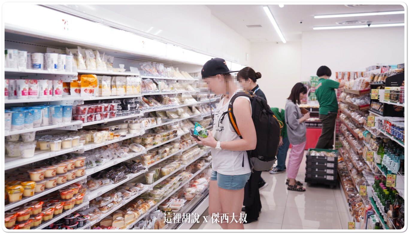一旁還有7-11便利商店，想要買各種液體上飛機的話，這裡可以做最後補貨。