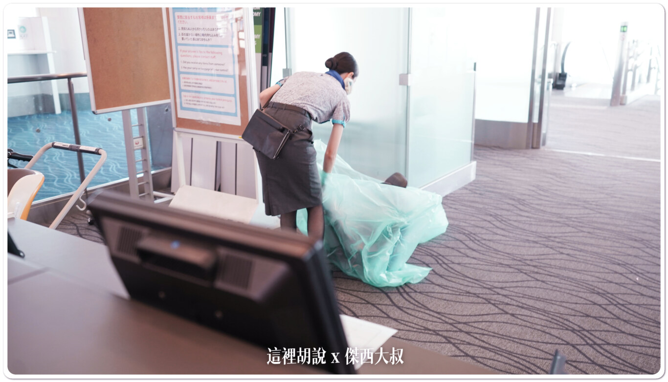 嬰兒搭機全解析：機票計算、推車托運與專屬櫃台服務、人數上限   嬰兒幼童旅行航空旅行注意事項：嬰兒車攜帶