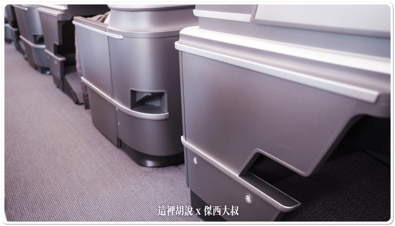 預留的踩踏板空間，提供空服組員檢查行李櫃使用