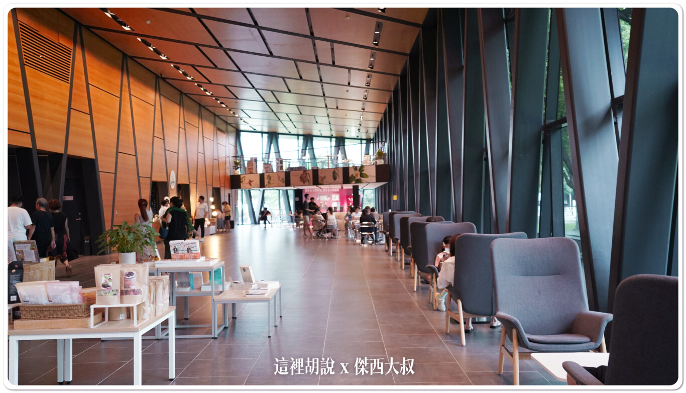 傑西屏東口袋：屏東總圖 屏東縣立圖書館總館：大廳的書店、咖啡店、座位區