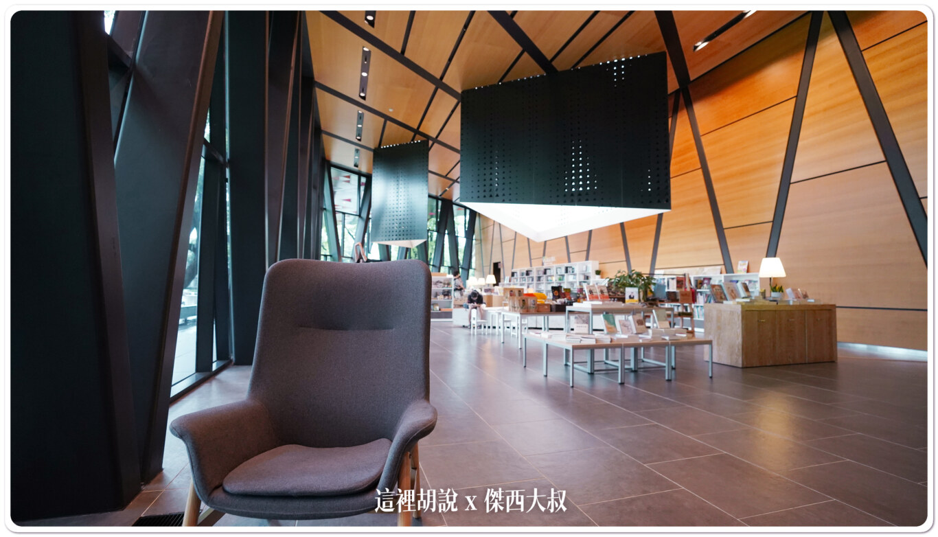 傑西屏東口袋：屏東總圖 屏東縣立圖書館總館：大廳的書店、咖啡店、座位區