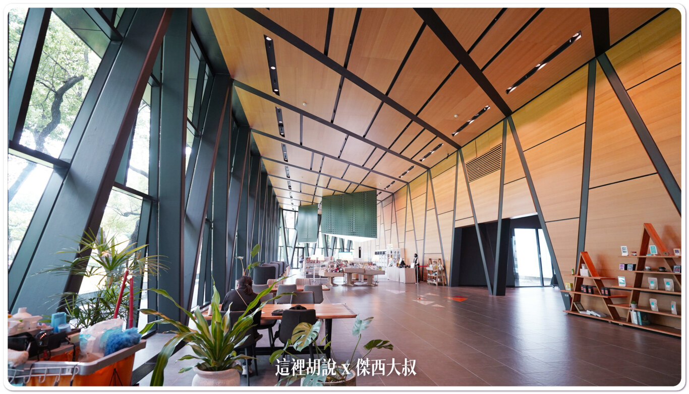 傑西屏東口袋：屏東總圖 屏東縣立圖書館總館：大廳的書店、咖啡店、座位區