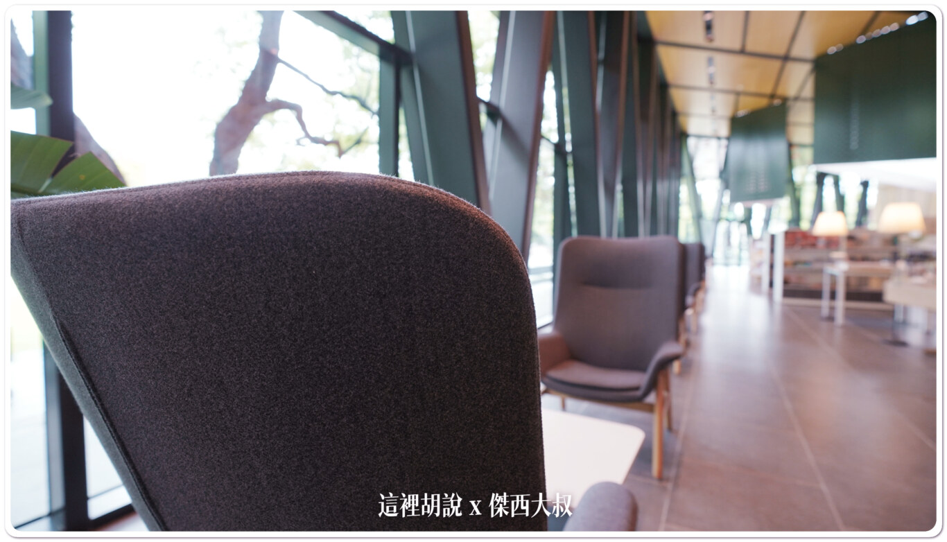傑西屏東口袋：屏東總圖 屏東縣立圖書館總館：大廳的書店、咖啡店、座位區
