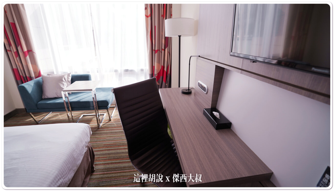 桃園機場住宿選擇 桃園國際機場凱悅酒店：書桌/MINI BAR