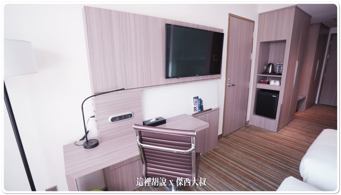 桃園機場住宿選擇 桃園國際機場凱悅酒店：書桌/MINI BAR