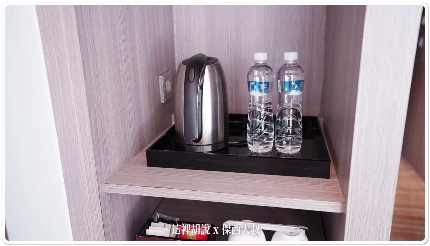 桃園機場住宿選擇 桃園國際機場凱悅酒店：書桌/MINI BAR