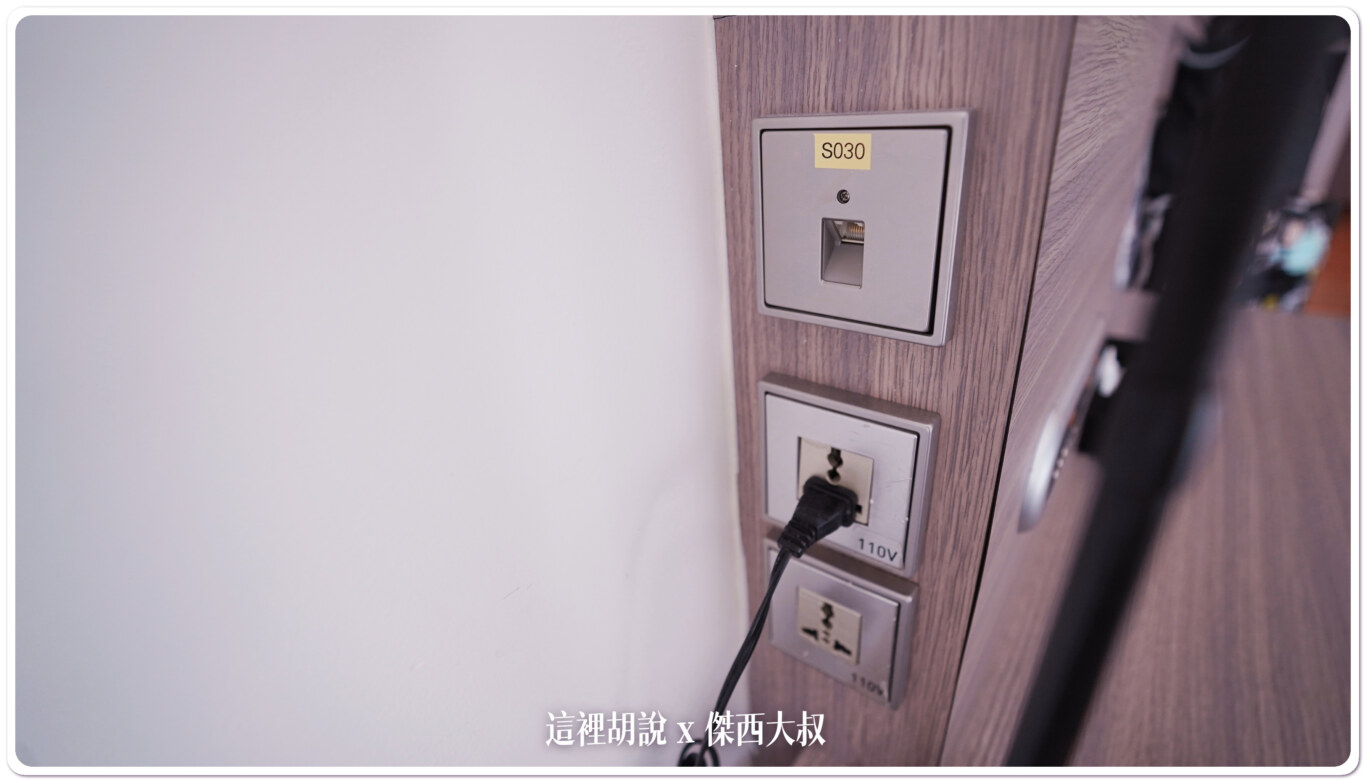 桃園機場住宿選擇 桃園國際機場凱悅酒店：書桌/MINI BAR