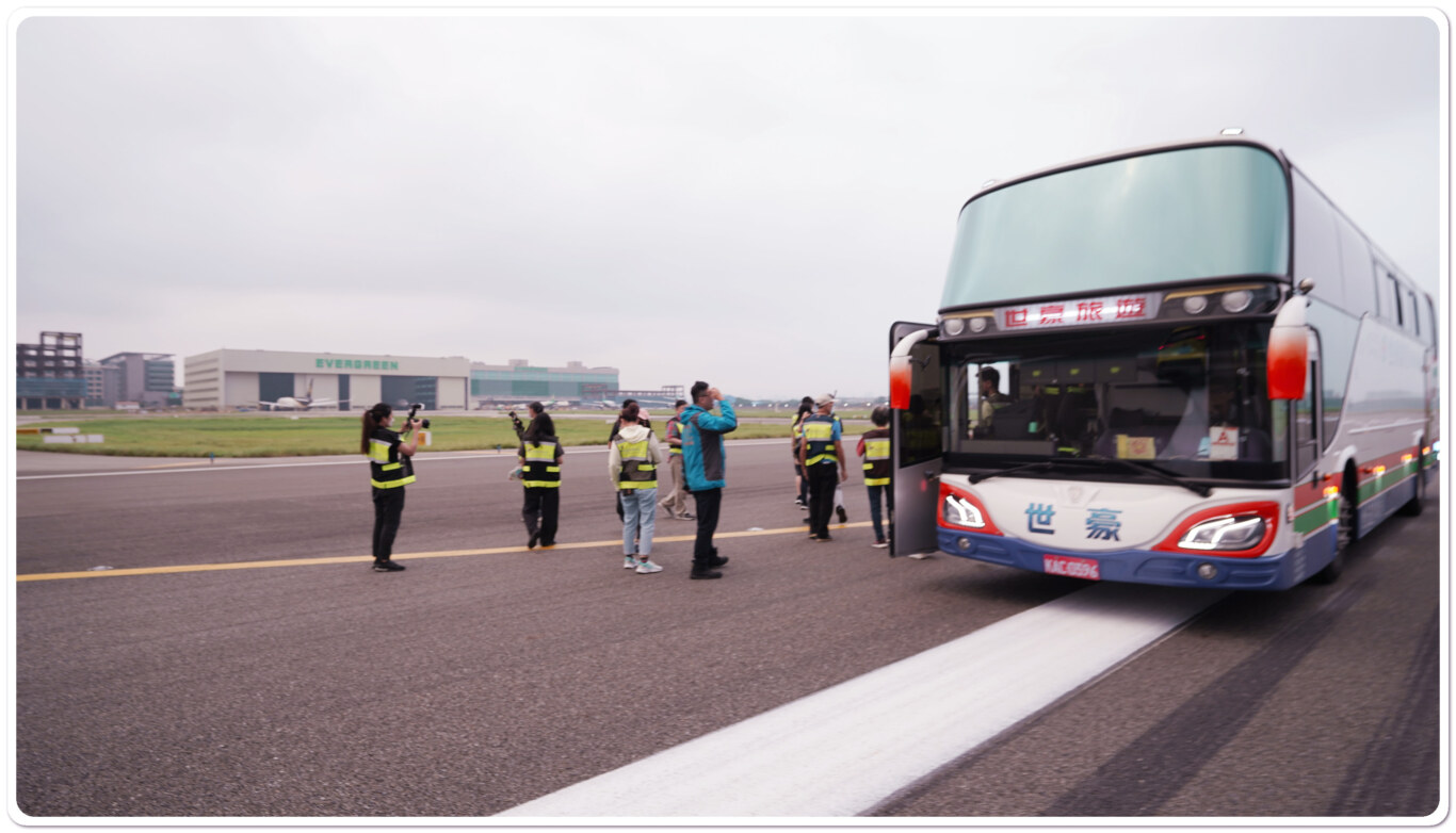 2023桃園機場體驗營：活動重點！連機師都沒做過！上跑道打滾！：進入管制區參觀