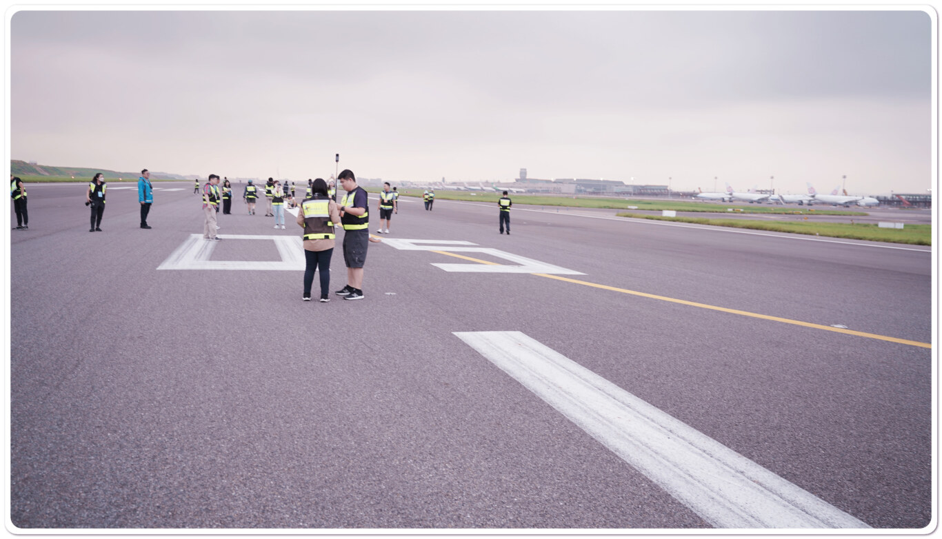 2023桃園機場體驗營：活動重點！連機師都沒做過！上跑道打滾！：進入管制區參觀