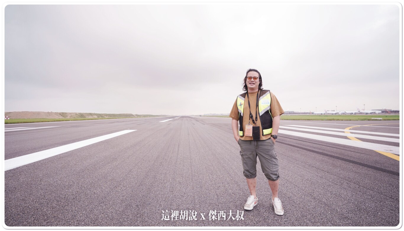 2023桃園機場體驗營：活動重點！連機師都沒做過！上跑道打滾！：傑西在跑道上