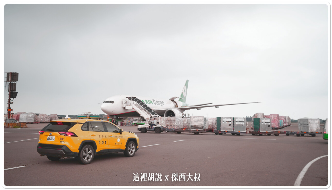 因為遊覽車對於行走路徑不熟，所以都必須要跟著小黃車