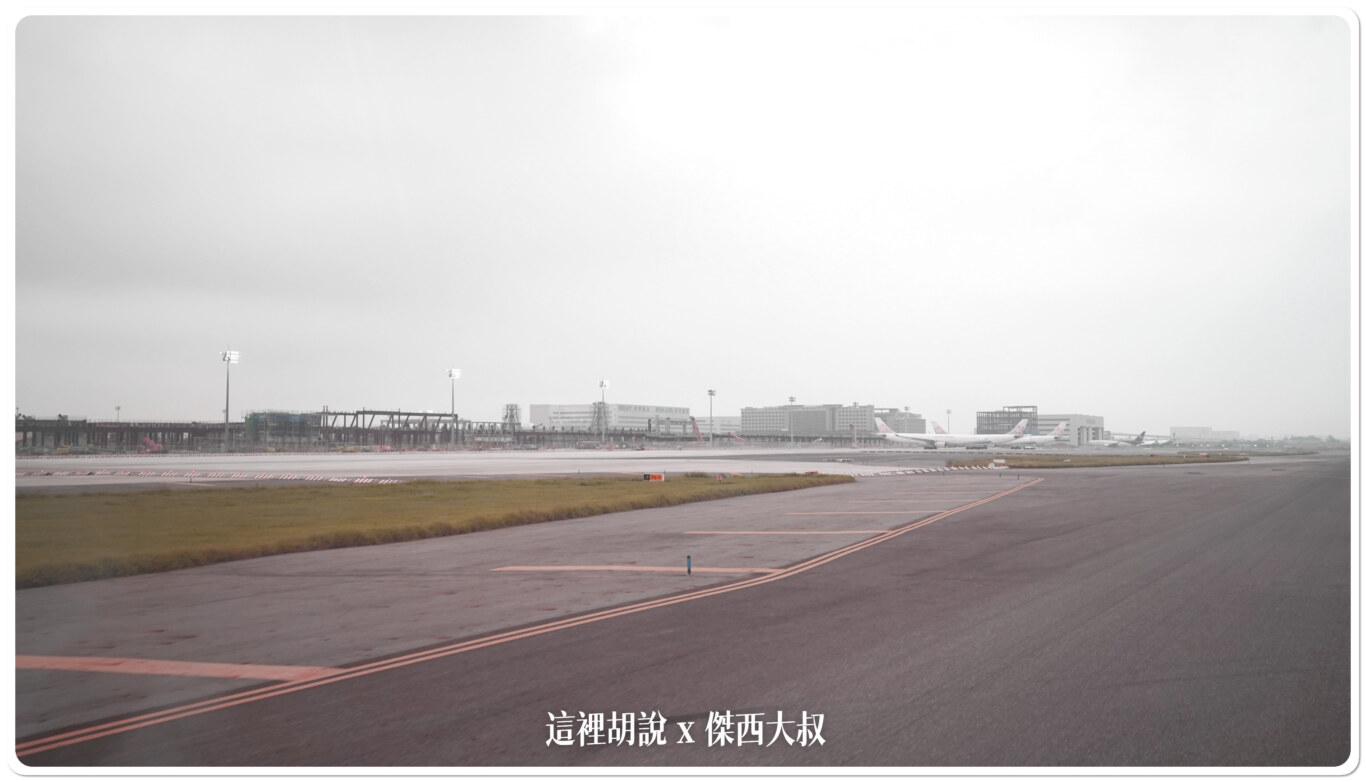中間黃線一旁的就是滑行道邊緣藍色反光棒航空等級一根要八千多塊