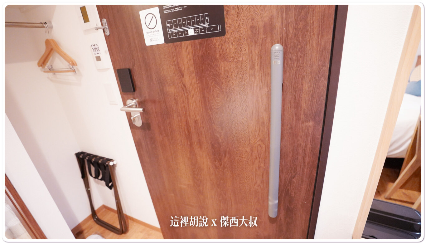 牆壁上有鞋拔，然後入口處的畸零則是格成一個開放式衣櫃