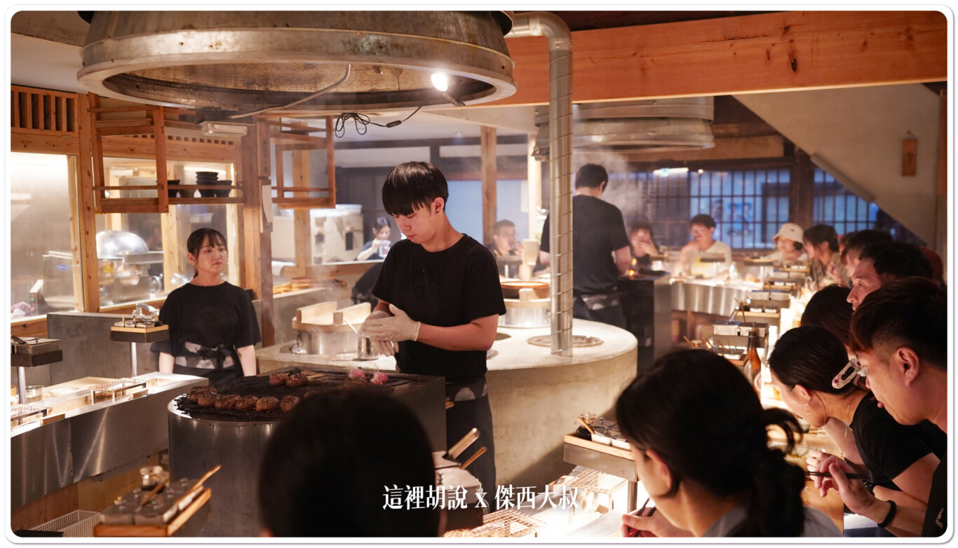 直接在現場拍打漢堡排，使其成形深厚就是煮飯的大斧