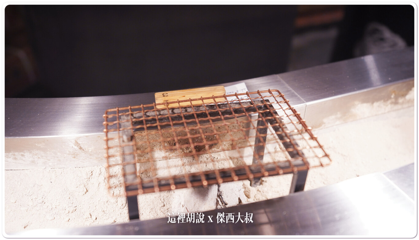 店員會跟你確認你可不可以吃的了三個然後就把這樣的小木條放在你前面的網子旁