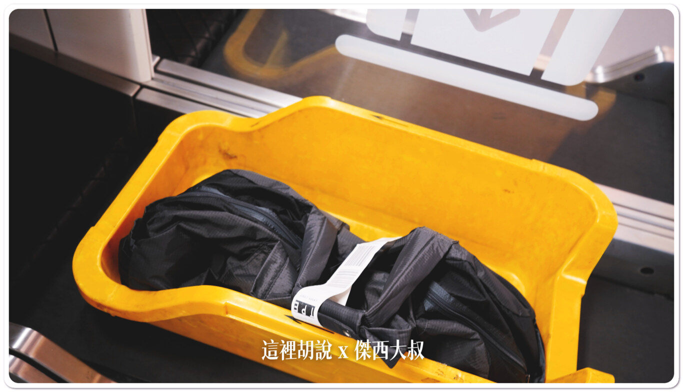 傑西是因為知道這樣的袋子必須要這樣拖運但一般人應該不太知道,像是這樣現場人不太夠的狀況,還需要傑西自己去櫃臺拿很容易就會錯過。下去的時候行李可能就會卡住 傑西是因為知道這樣的袋子必須要這樣拖運但一般人應該不太知道,像是這樣現場人不太夠的狀況,還需要傑西自己去櫃臺拿很容易就會錯過。下去的時候行李可能就會卡住