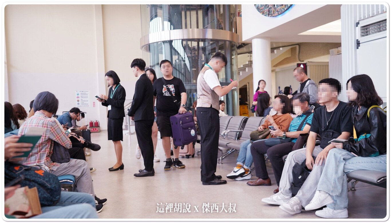 因為航機作業還在進行地勤人員就開始檢查核對護照