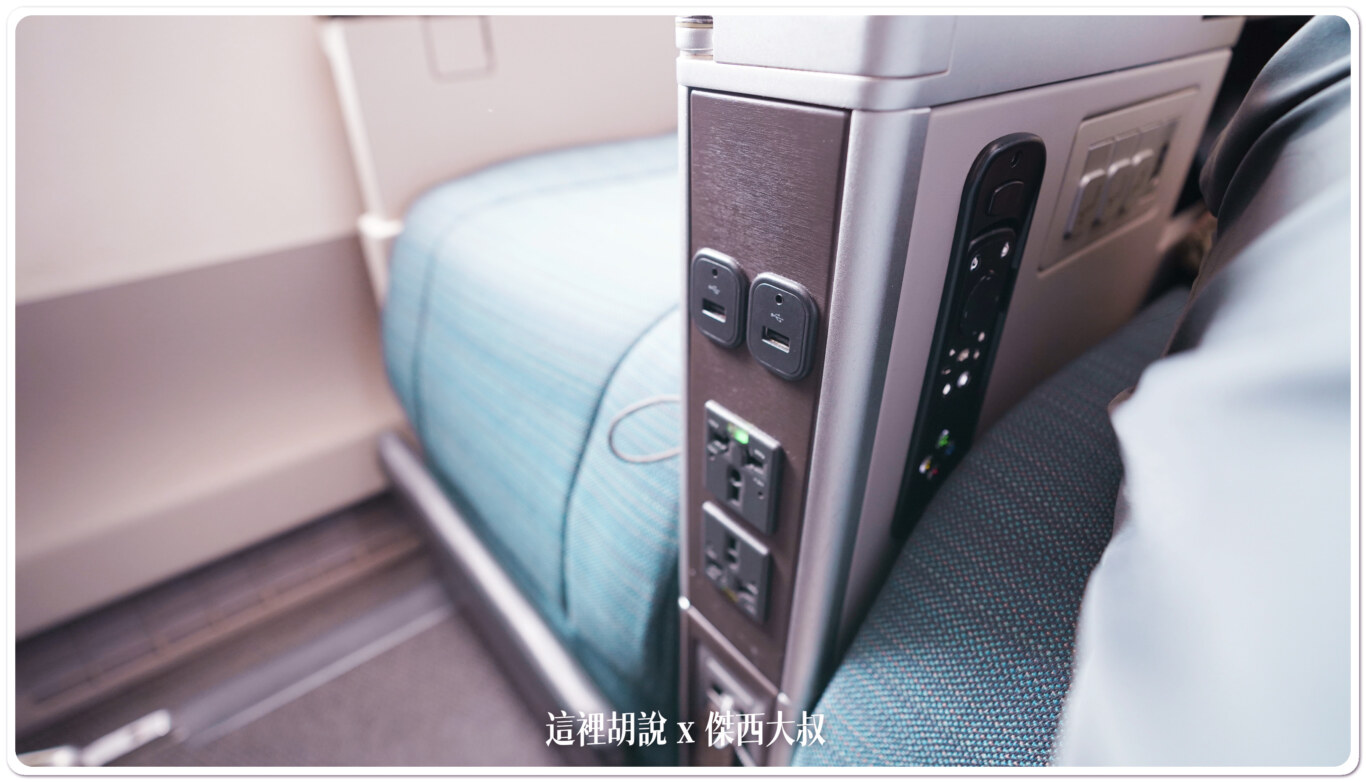 TYPEA USB充電以及交流電萬國插頭