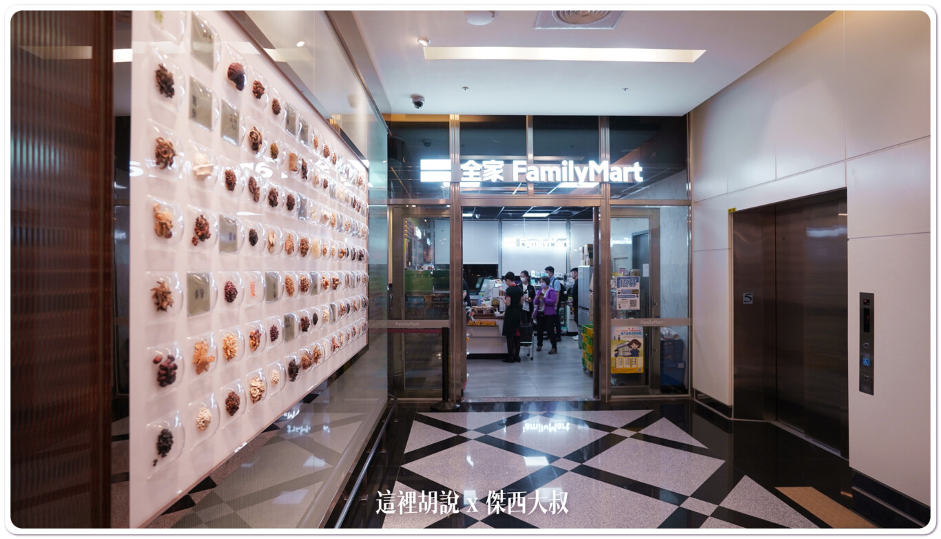 24 小時營業清單:桃園機場 深夜出發不踩雷!精選 餐廳與補給清單:樂沐糕餅、拉麵販賣機、超商:非管制區(安檢前) 24 小時營業清單:桃園機場 深夜出發不踩雷!精選 餐廳與補給清單:樂沐糕餅、拉麵販賣機、超商:非管制區(安檢前)