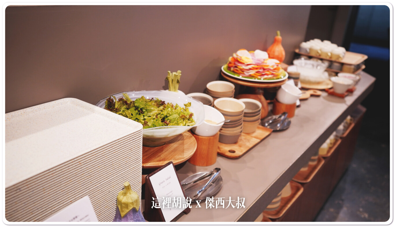 除了主食之外，可以使用自助吧的沙拉