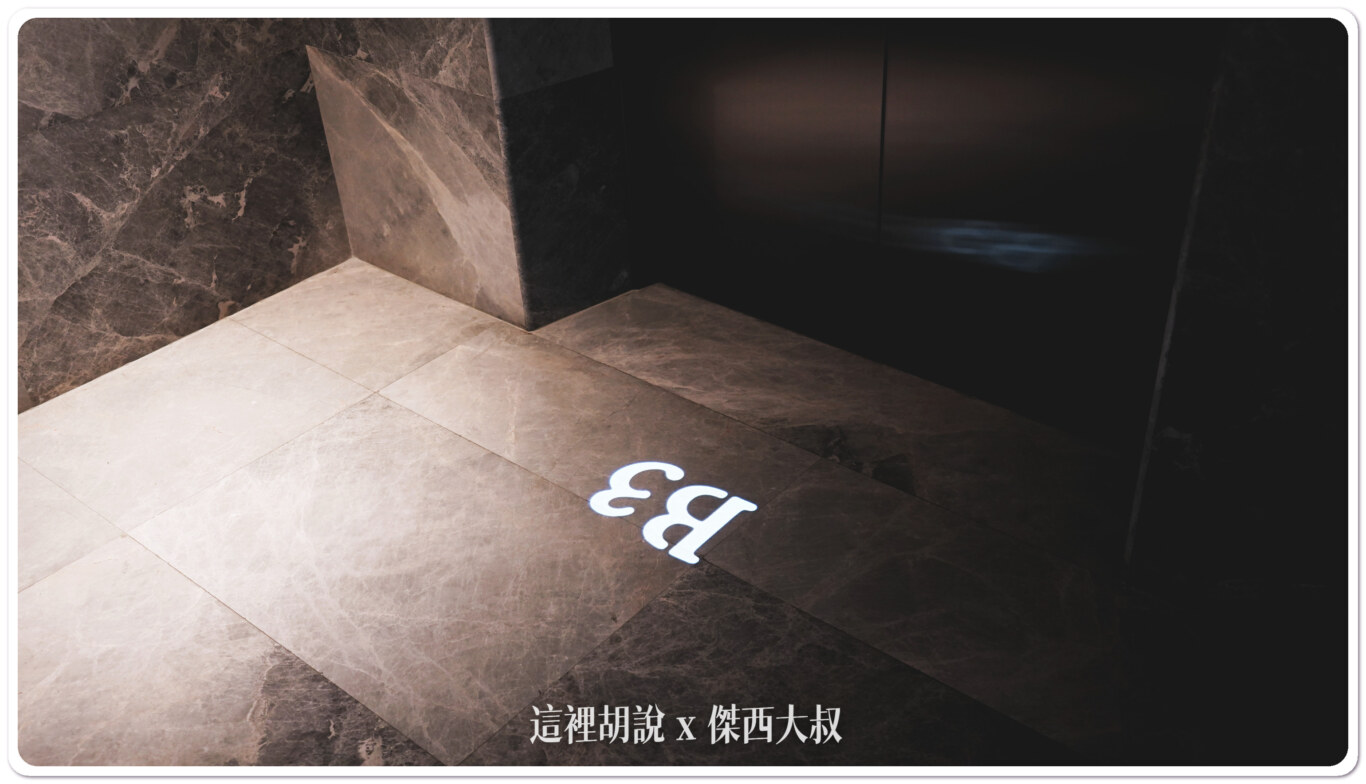 電梯的樓層適用投影的方式照射在地板上