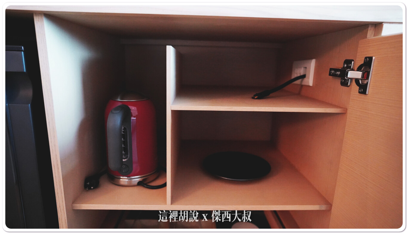 高雄然一酒店 晶英國際行館 客房篇 飯店的細節應該小到一條HDMI線都要考慮到：電視櫃/MINIBAR