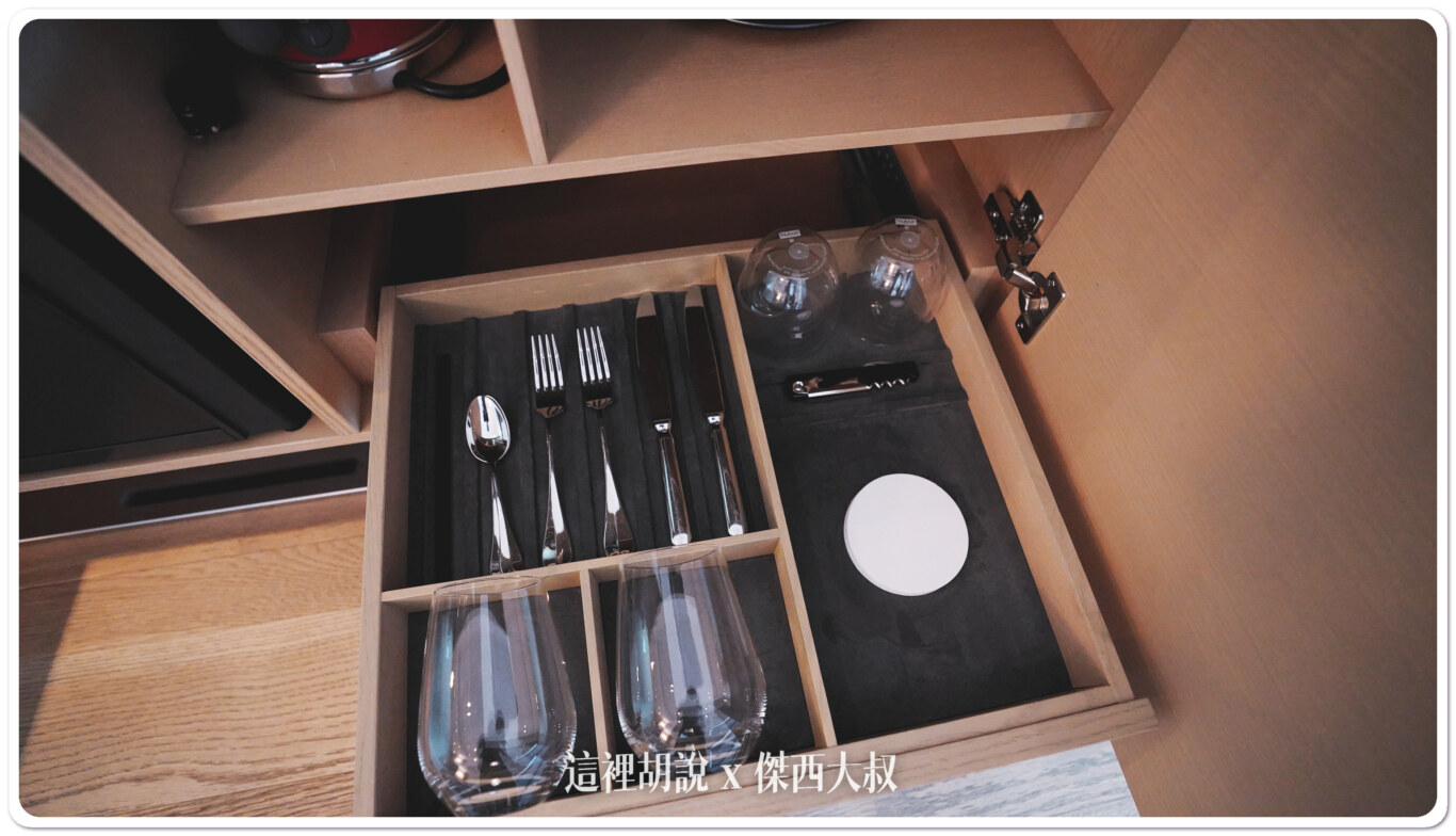 抽屜當中有完整的餐具