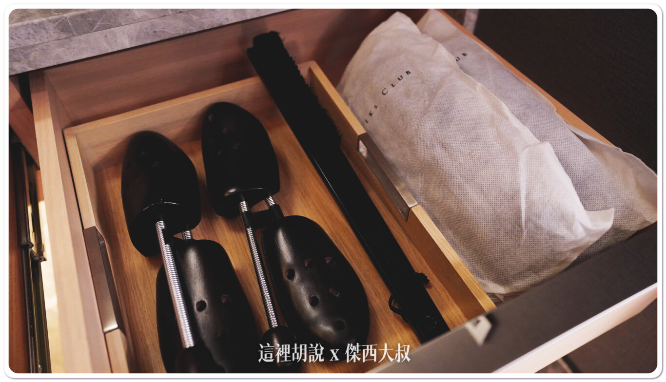 鞋拔還有鞋撐，右邊是拖鞋