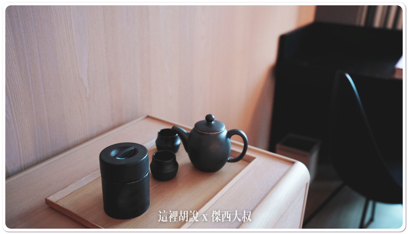 一旁還有茶壺跟茶具