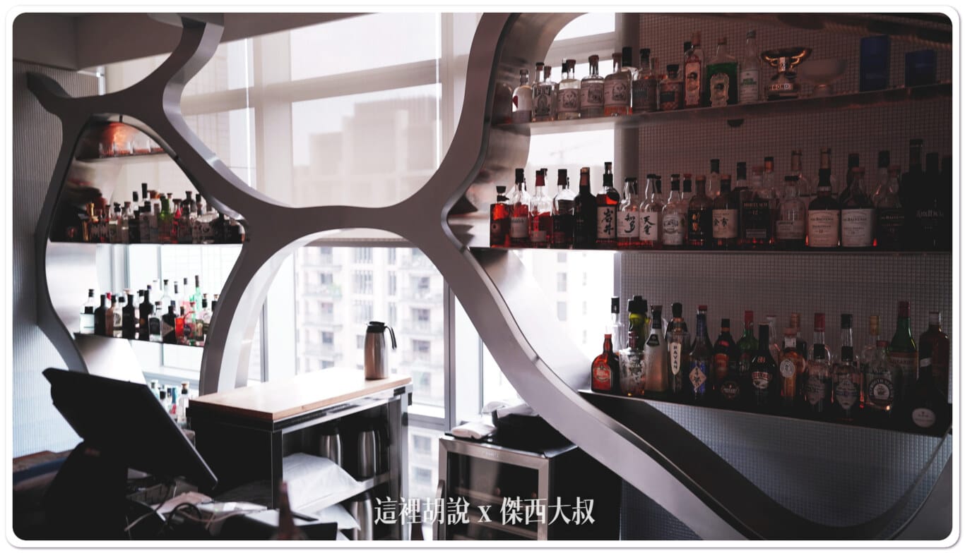 這個場地晚上就變成酒吧喝酒不開車 開車不喝酒 未滿十八歲請勿飲酒