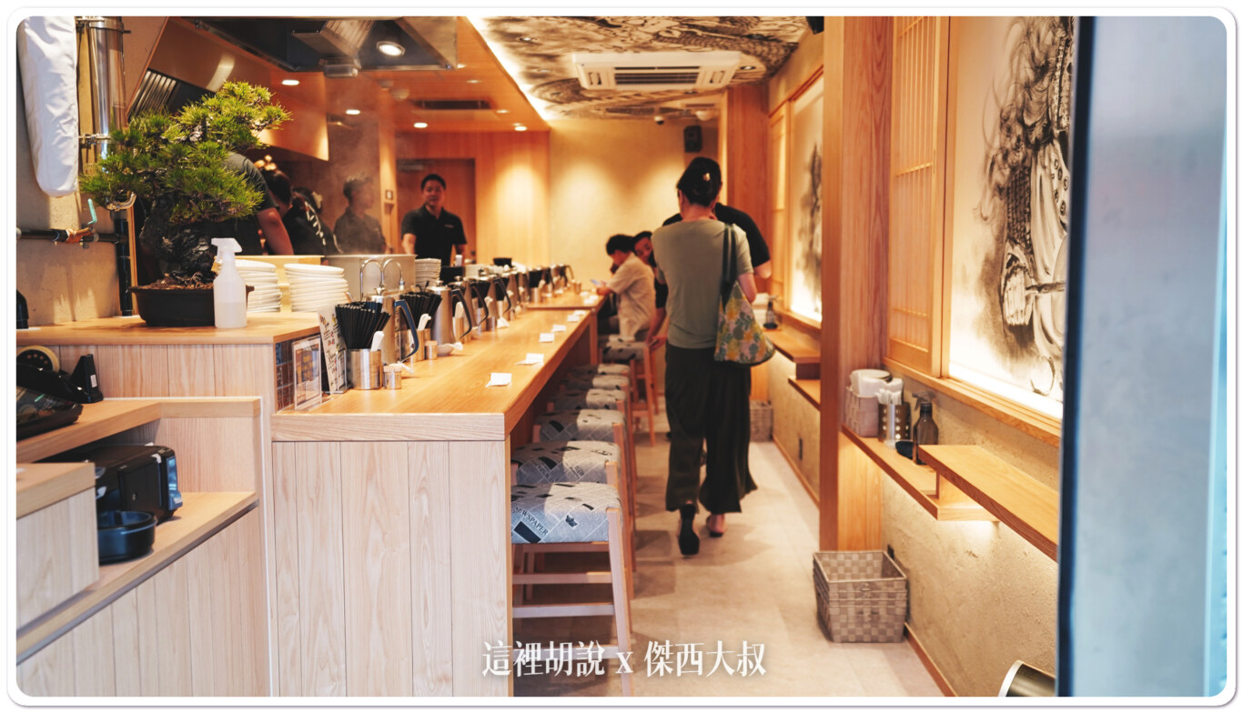京都三條 蛤蜊拉麵 倔強老人的最後一擊  くそオヤジ最後のひとふり：店面/座位