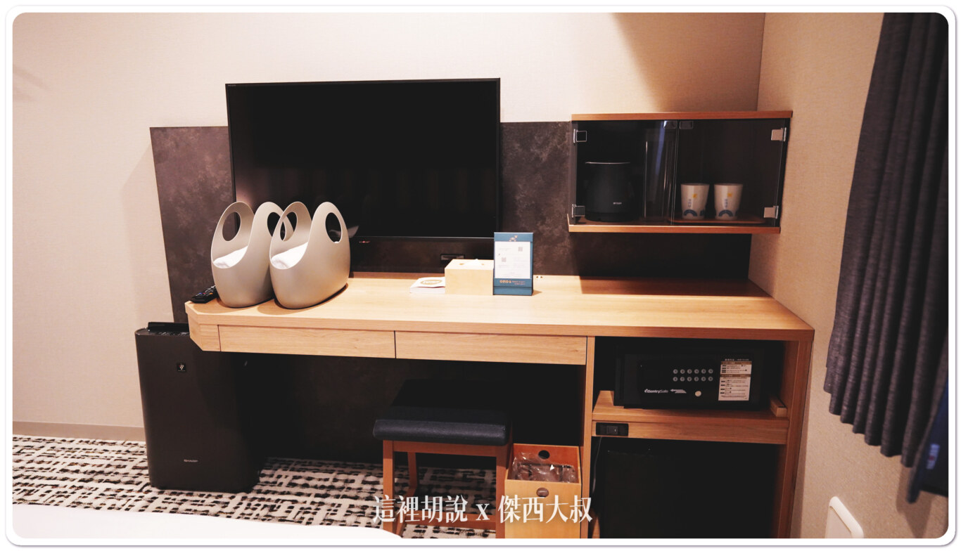 大部分的起居設備都是在書桌這