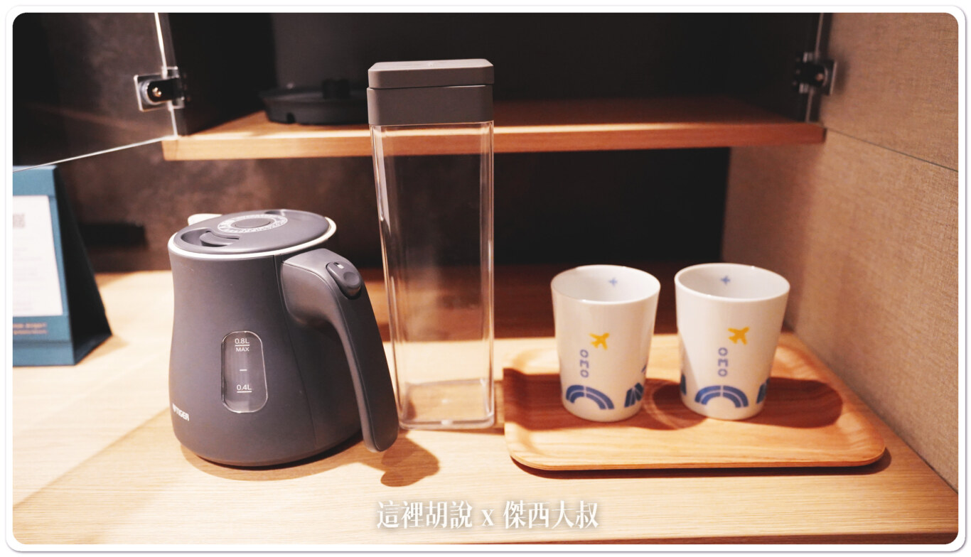 電熱水壺、冷水瓶（可以去茶水間裝水）、兩個茶杯