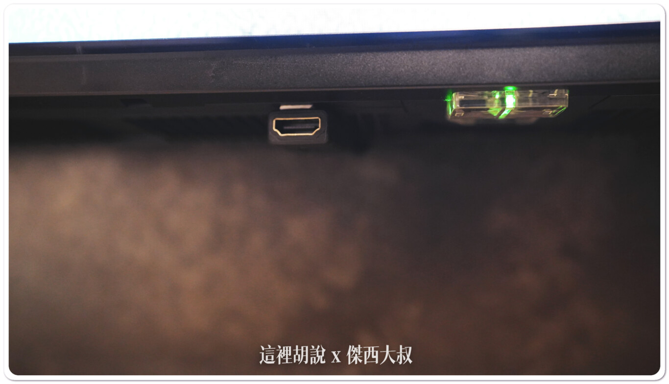 很貼心的把HDMI延伸到電視下方這樣電視兒童傑西就可以很方便用電視棒看電視了