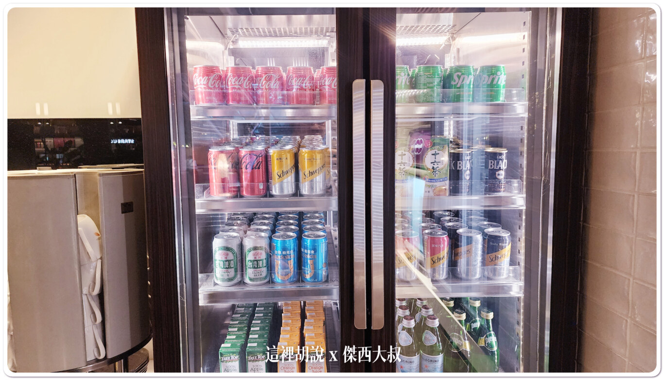 Two different types of sparkling water. Two different types of beer.喝酒不開車 開車不喝酒 未滿十八歲請勿飲酒