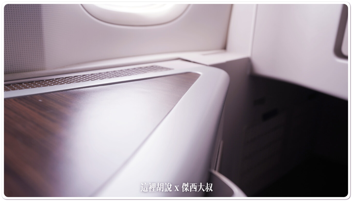 長榮航空飛行紀錄 BR67 TPE-LHR 台北-倫敦希斯洛 商務艙 77B B-16738：客艙的角落