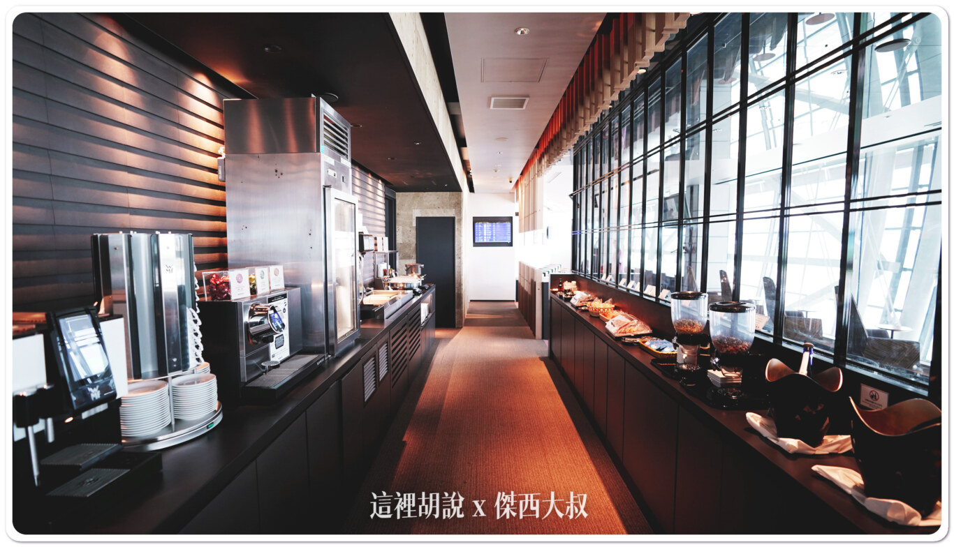 餐台空間不大,但選擇還算多(跟ANA比) 餐台空間不大,但選擇還算多(跟ANA比)