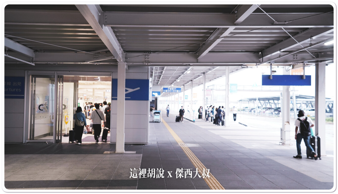 看到門直接進去就可以了，國際線跟國內線建築沒有連接再一起右側排隊的人是搭乘接駁車回到第一航廈的人，距離國淚腺比較近的上車處是在這，跟下車處是分開的。