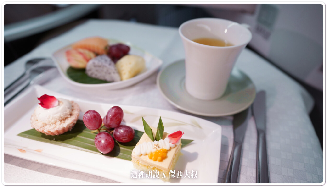 長榮航空飛行記錄 BR68 LHR-BKK-TPE 倫敦希斯洛-台北 商務艙 2B航廈要走15分：BKK-LHR 餐飲服務