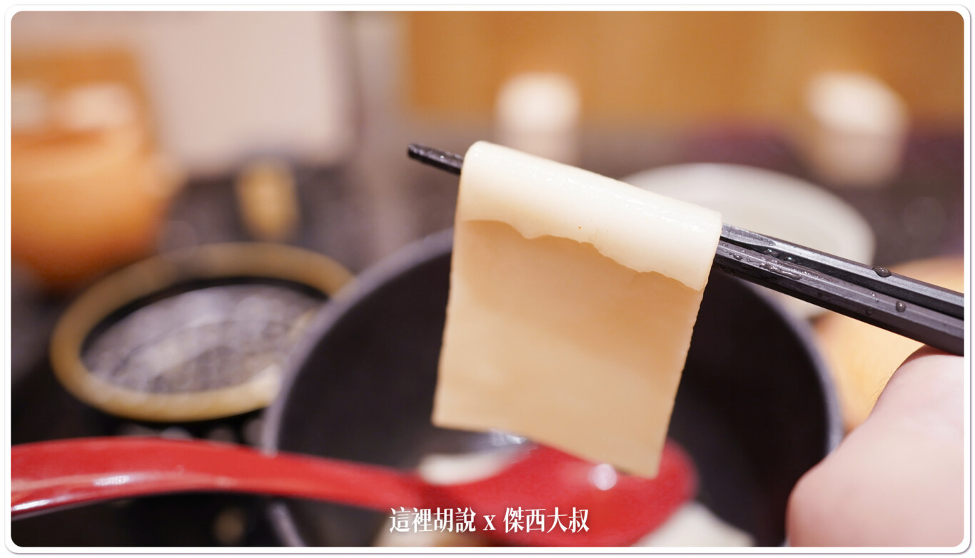 五代目花山烏龍麵 / 1F這一間在銀座可是排隊名店，在這邊也是相當熱門的一間店，他的特點就是他那超寬超Q的烏龍麵條，而在羽田機場花園店也有特別限定套餐，可以讓你吃到不同的風味。（傑西開箱）