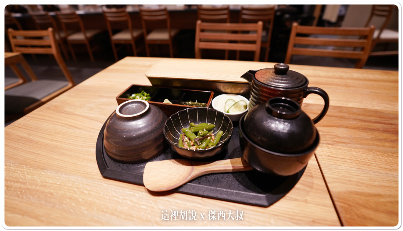 羽田機場花園 鰻魚飯四代目 菊川 整尾鰻魚一本鰻 碳火現烤老店 台北也有分店：菜色：鰻魚飯 一本鰻