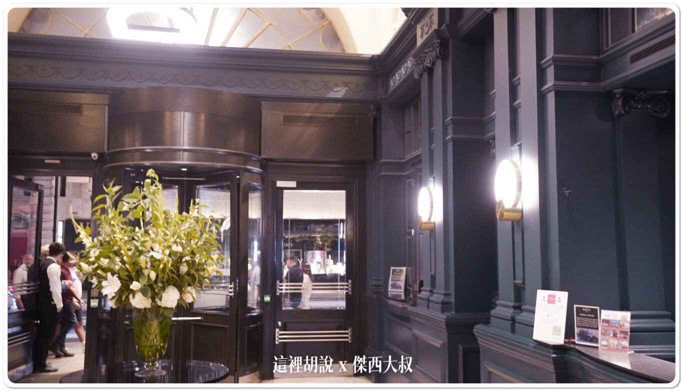 大廳跟現在全新的摩登五星飯店相比來的小一些 大廳跟現在全新的摩登五星飯店相比來的小一些