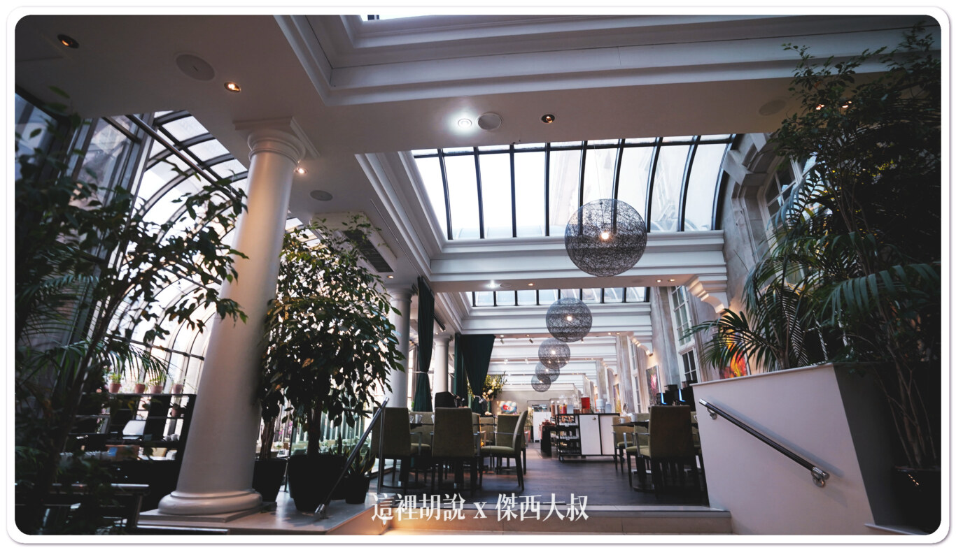 早餐位於二樓的餐廳,這個餐廳有非常大的落地窗 早餐位於二樓的餐廳,這個餐廳有非常大的落地窗