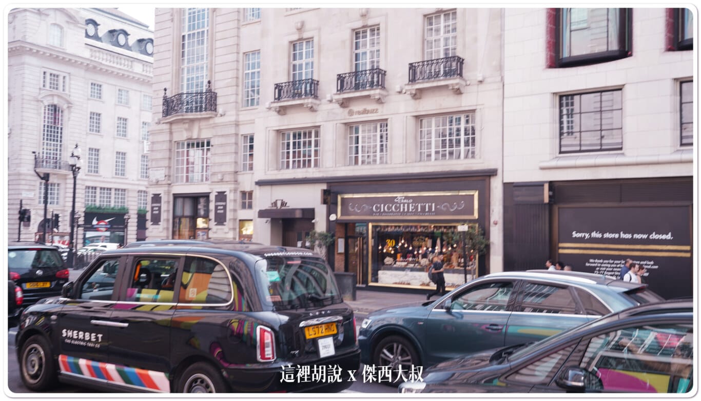 就是位於對門的這個距離，就被這間餐廳給吸引了