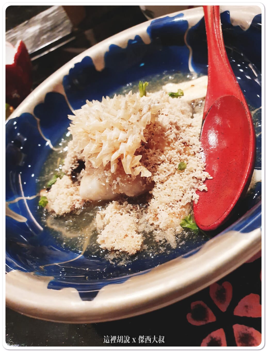 應該是炸魚皮!? 這應該算功夫菜才能把魚皮炸出這樣的花紋