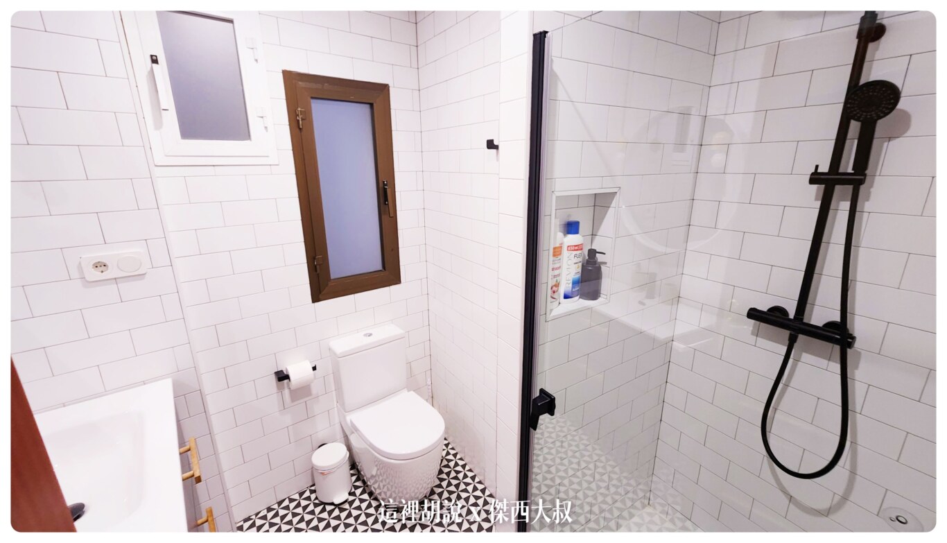 西班牙洛格羅尼奧 Logrono 公寓住宿 Piso centro Logroño. En calle Laurel：三間衛浴