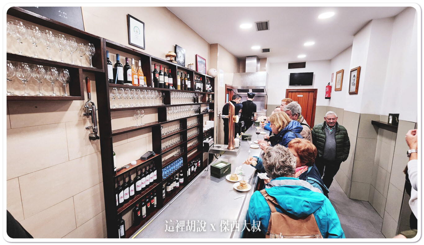 西班牙洛格羅尼奧 Logrono ：Bar Soriano 非常好吃的煎蘑菇：站著吃餐廳空間