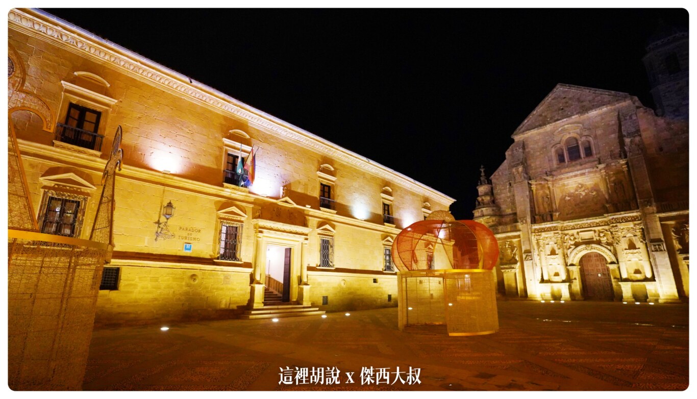 剛好碰到他們活動廣場外開始有裝飾左側就是飯店的入口,沒有電梯 剛好碰到他們活動廣場外開始有裝飾左側就是飯店的入口,沒有電梯